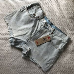 Levi's Women's 501 Shorts Mid Rise, Size 32